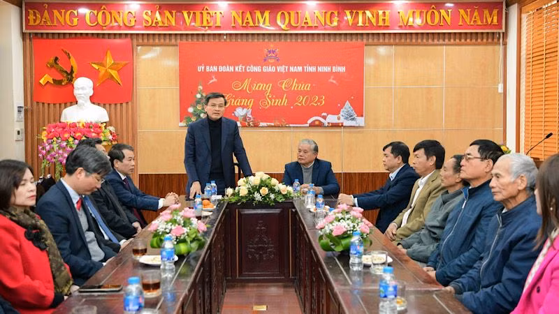 Đồng chí Đoàn Minh Huấn chúc mừng Ủy ban Đoàn kết Công giáo Việt Nam tỉnh Ninh Bình. (Ảnh: TRƯỜNG GIANG)