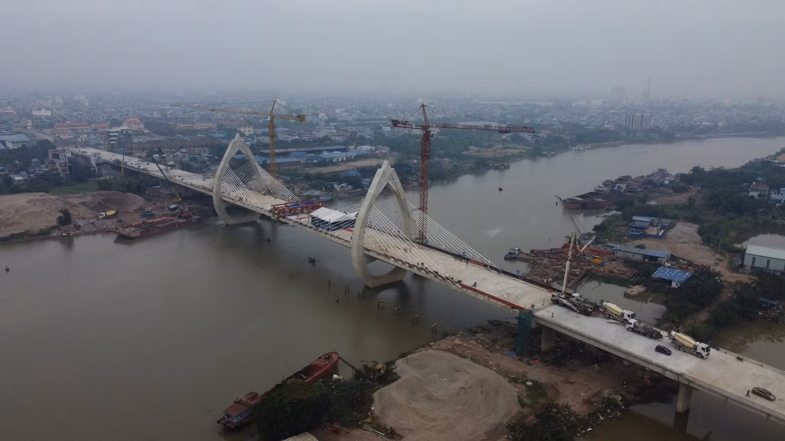 Tỉnh Nam Định đang xây dựng cầu qua sông Đào kết nối thành phố Nam Định với tuyến đường bộ mới Nam Định-Lạc Quần-Đường bộ mới ven biển; khi hoàn thành sẽ tăng cường kết nối thành phố Nam Định với 6 huyện phía nam, trong đó có các huyện ven biển tỉnh Nam Định.