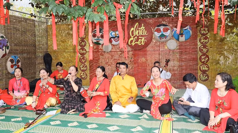 Hoạt động văn nghệ tại lễ hội. (Ảnh: NGỌC LÊ) Hoạt động văn nghệ tại lễ hội. (Ảnh: NGỌC LÊ)