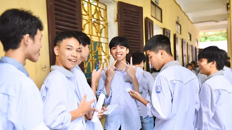 Thí sinh bước vào kỳ thi với tâm trạng phấn khởi, tự tin. Thí sinh bước vào kỳ thi với tâm trạng phấn khởi, tự tin.