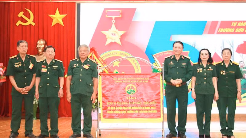 Hội Truyền thống Trường Sơn-Ðường Hồ Chí Minh Việt Nam tặng cờ Đơn vị thi đua xuất sắc, tiêu biểu cho Hội Truyền thống Trường Sơn-Ðường Hồ Chí Minh tỉnh Nam Định. Hội Truyền thống Trường Sơn-Ðường Hồ Chí Minh Việt Nam tặng cờ Đơn vị thi đua xuất sắc, tiêu biểu cho Hội Truyền thống Trường Sơn-Ðường Hồ Chí Minh tỉnh Nam Định.