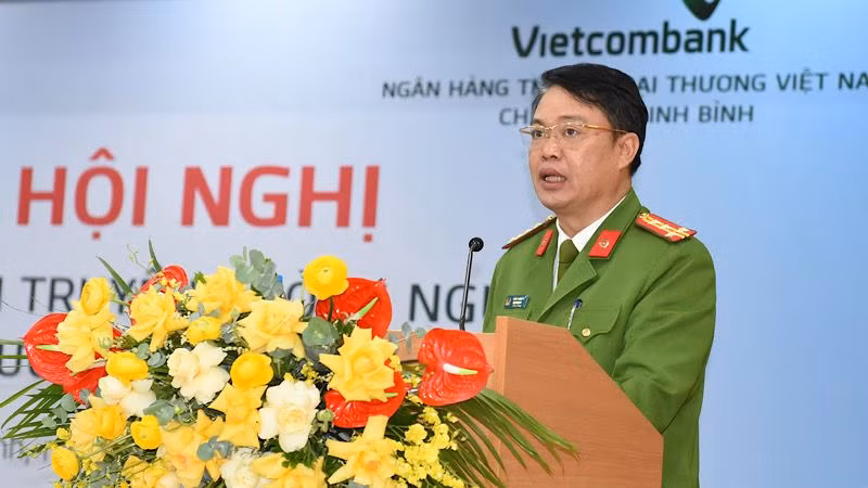Đại tá Tống Như Sơn, Phó Giám đốc Công an tỉnh Ninh Bình phát biểu tại hội nghị. (Ảnh: XUÂN TRƯỜNG)