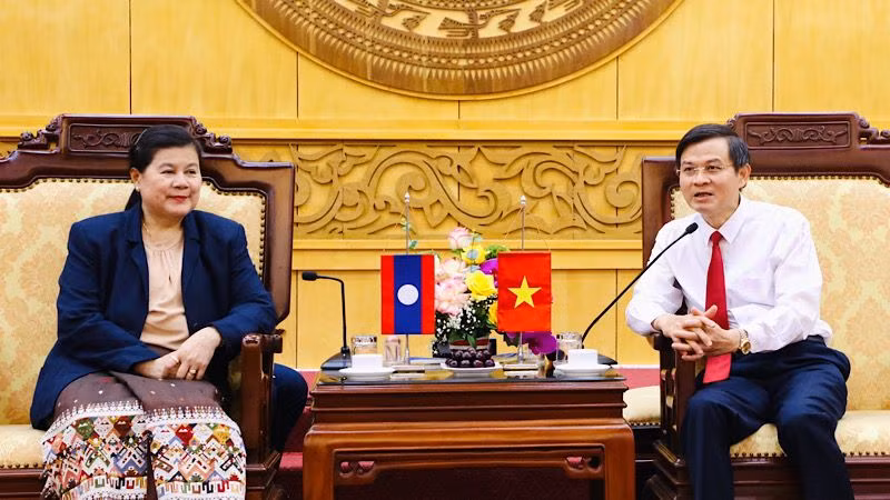 Đồng chí Bí thư Tỉnh ủy Ninh Bình Đoàn Minh Huấn trao đổi cùng đồng chí Vi-La-Vone Phăn-Tha-Vông. (Ảnh: ĐỨC LAM)