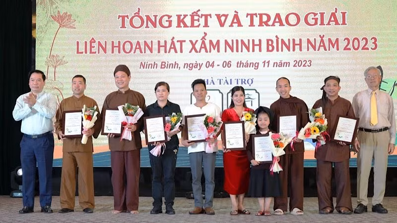 Phó Chủ tịch Thường trực Ủy ban nhân dân tỉnh Ninh Bình Tống Quang Thìn trao giải thưởng cho các tập thể và cá nhân có tiết mục xuất sắc tại Liên hoan. (Ảnh: MINH QUANG) Phó Chủ tịch Thường trực Ủy ban nhân dân tỉnh Ninh Bình Tống Quang Thìn trao giải thưởng cho các tập thể và cá nhân có tiết mục xuất sắc tại Liên hoan. (Ảnh: MINH QUANG)