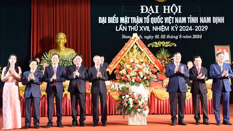 Các đồng chí Thường trực Tỉnh ủy Nam Định tặng lẵng hoa tươi thắm chúc mừng Đại hội.