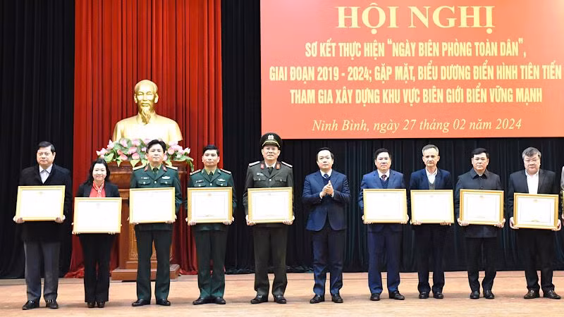 Khen thưởng các tập thể có thành tích xuất sắc trong thực hiện “Ngày Biên phòng toàn dân” giai đoạn 2019-2024 trên địa bàn tỉnh Ninh Bình. Ảnh: XUÂN TRƯỜNG Khen thưởng các tập thể có thành tích xuất sắc trong thực hiện “Ngày Biên phòng toàn dân” giai đoạn 2019-2024 trên địa bàn tỉnh Ninh Bình. Ảnh: XUÂN TRƯỜNG
