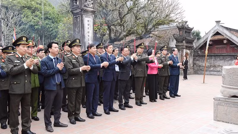 Các đại biểu dâng hương tại đền thờ Vua Đinh Tiên Hoàng ở Khu di tích quốc gia đặc biệt Cố đô Hoa Lư, Ninh Bình. (Ảnh: XUÂN TRƯỜNG) Các đại biểu dâng hương tại đền thờ Vua Đinh Tiên Hoàng ở Khu di tích quốc gia đặc biệt Cố đô Hoa Lư, Ninh Bình. (Ảnh: XUÂN TRƯỜNG)