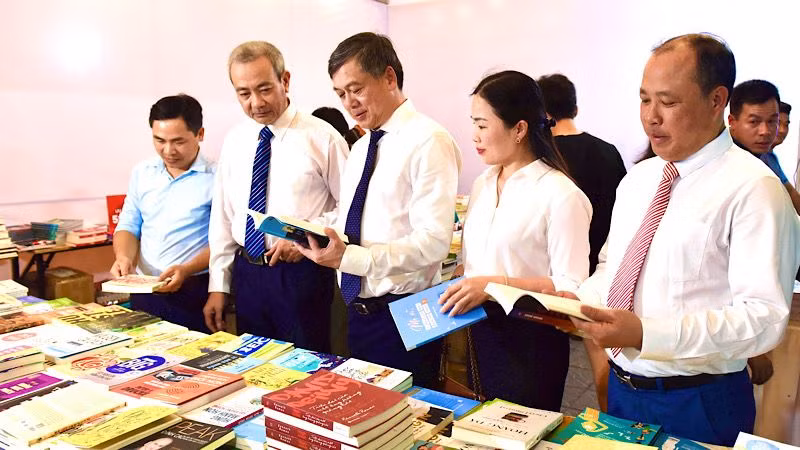 Các đại biểu tham quan gian trưng bày sách. (Ảnh: XUÂN TRƯỜNG)