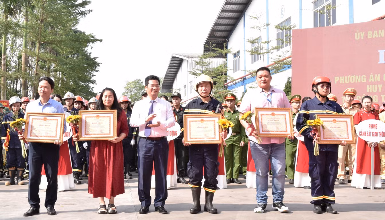 Đồng chí Phó Chủ tịch Thường trực Ủy ban nhân dân tỉnh Nam Định Trần Anh Dũng trao bằng khen cho các tập thể và cá nhân có thành tích xuất sắc trong diễn tập. (Ảnh: XUÂN TRƯỜNG) Đồng chí Phó Chủ tịch Thường trực Ủy ban nhân dân tỉnh Nam Định Trần Anh Dũng trao bằng khen cho các tập thể và cá nhân có thành tích xuất sắc trong diễn tập. (Ảnh: XUÂN TRƯỜNG)