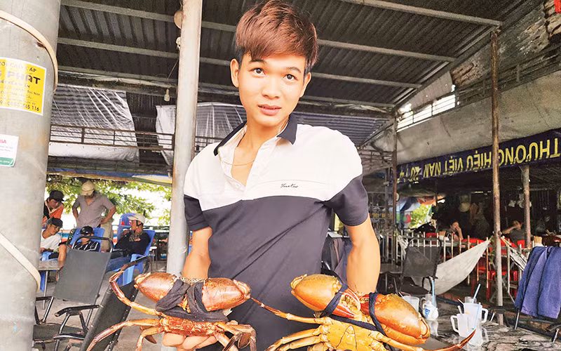 Nhiều loại cua được các chủ vựa mang ra chào bán tại phiên chợ.