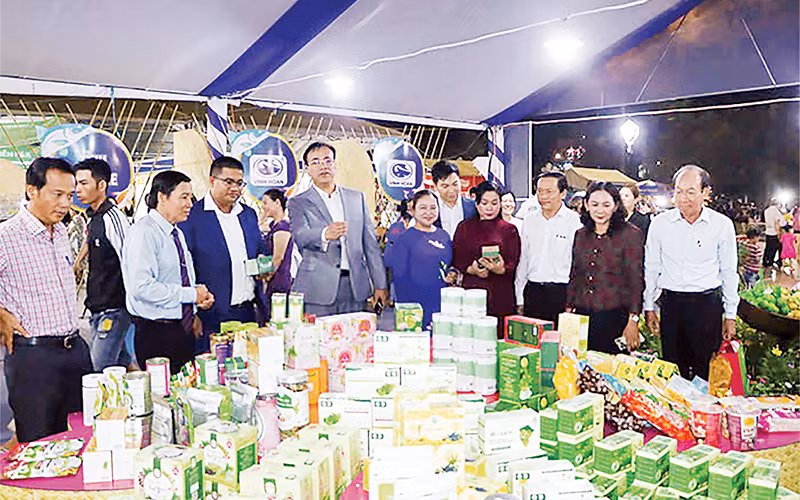 Đại biểu và người dân tham quan các không gian trưng bày tại hội chợ. Đại biểu và người dân tham quan các không gian trưng bày tại hội chợ.