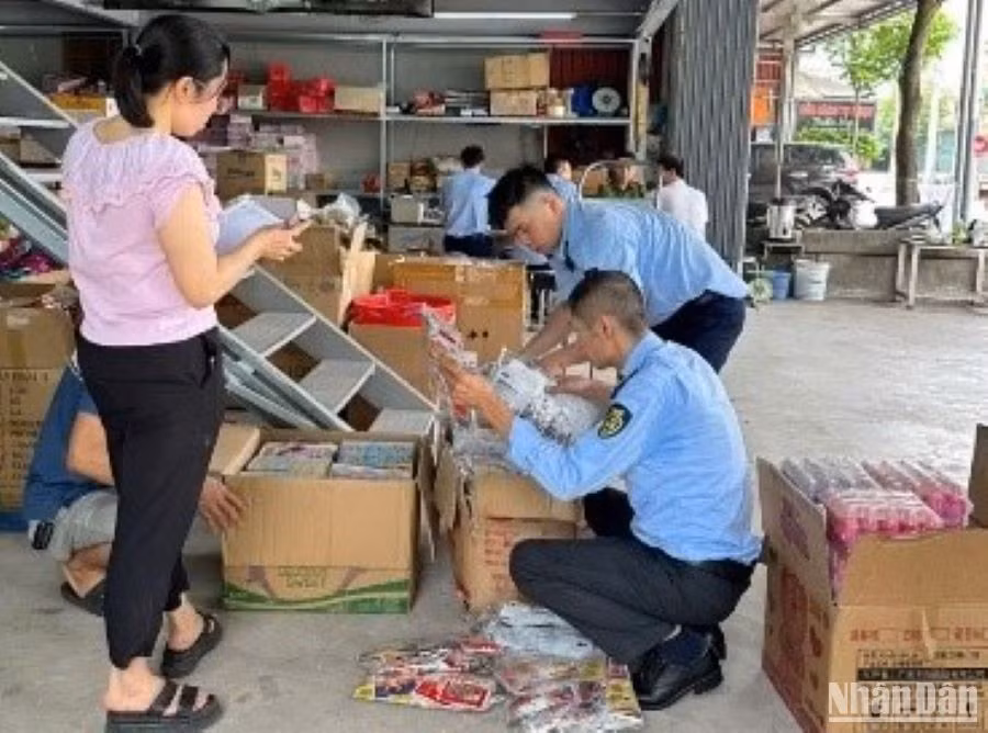 Hộ kinh doanh do ông V.V.C làm chủ ở huyện Đông Hưng khi kiểm tra phát hiện hàng hóa nhập lậu, không hóa đơn, chứng từ. Hộ kinh doanh do ông V.V.C làm chủ ở huyện Đông Hưng khi kiểm tra phát hiện hàng hóa nhập lậu, không hóa đơn, chứng từ.