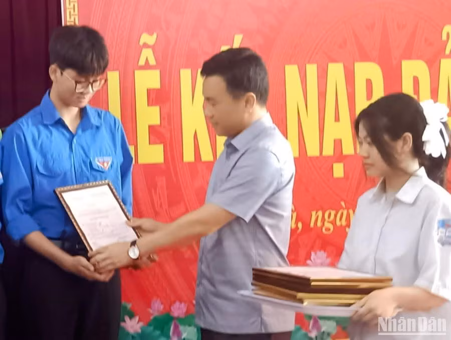 Lãnh đạo Huyện ủy Hưng Hà (tỉnh Thái Bình) trao quyết định kết nạp đảng viên cho học sinh trường Trung học phổ thông Hưng Nhân.