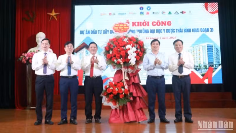 Lãnh đạo tỉnh Thái Bình tặng lẵng hoa chúc mừng nhà trường.