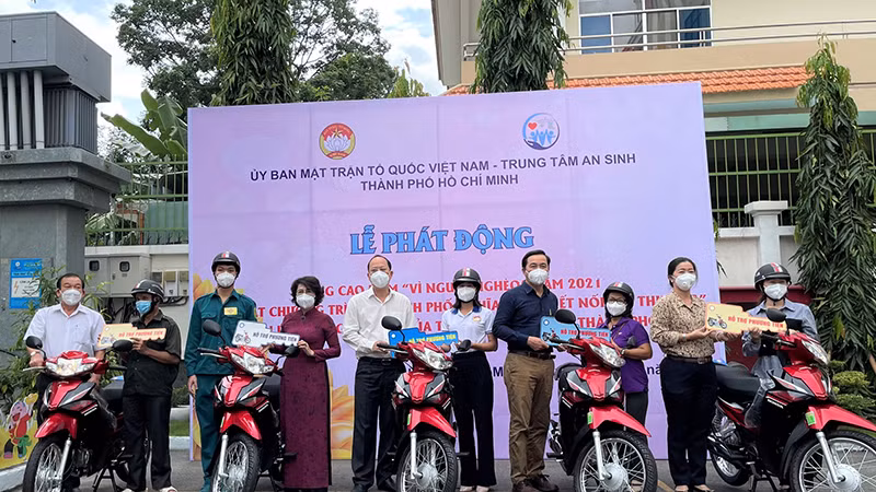 Trung tâm an sinh Thành phố Hồ Chí Minh trao sinh kế tặng người dân có hoàn cảnh khó khăn. Trung tâm an sinh Thành phố Hồ Chí Minh trao sinh kế tặng người dân có hoàn cảnh khó khăn.