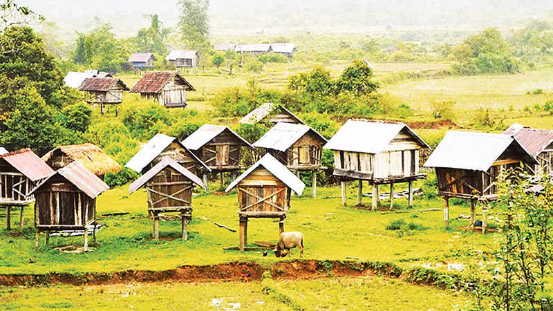 Kho lúa đặt ở rìa làng.