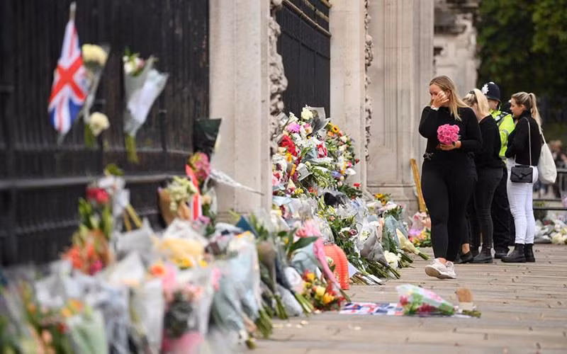 Người dân Anh đặt hoa tưởng niệm Nữ hoàng, bên ngoài cung điện Buckingham. (Ảnh REUTERS) Người dân Anh đặt hoa tưởng niệm Nữ hoàng, bên ngoài cung điện Buckingham. (Ảnh REUTERS)