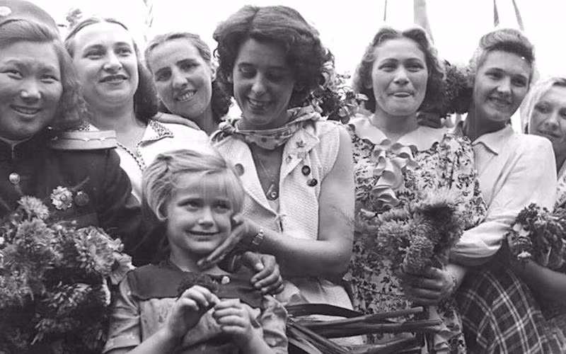 Bà Raymonde Dien (giữa) ở Ðức, năm 1951. (Ảnh Histoireparlesfemmes.com) Bà Raymonde Dien (giữa) ở Ðức, năm 1951. (Ảnh Histoireparlesfemmes.com)