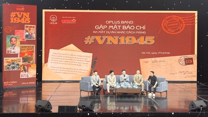Nhóm nhạc Oplus giao lưu, chia sẻ tại chương trình.