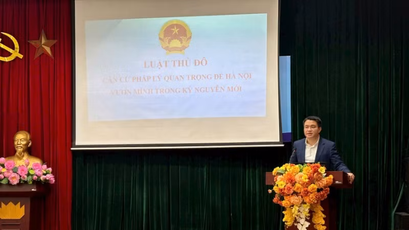 Trưởng Ban Pháp chế Hội đồng nhân dân thành phố Hà Nội Duy Hoàng Dương giới thiệu, phổ biến các nghị quyết tại hội nghị.
