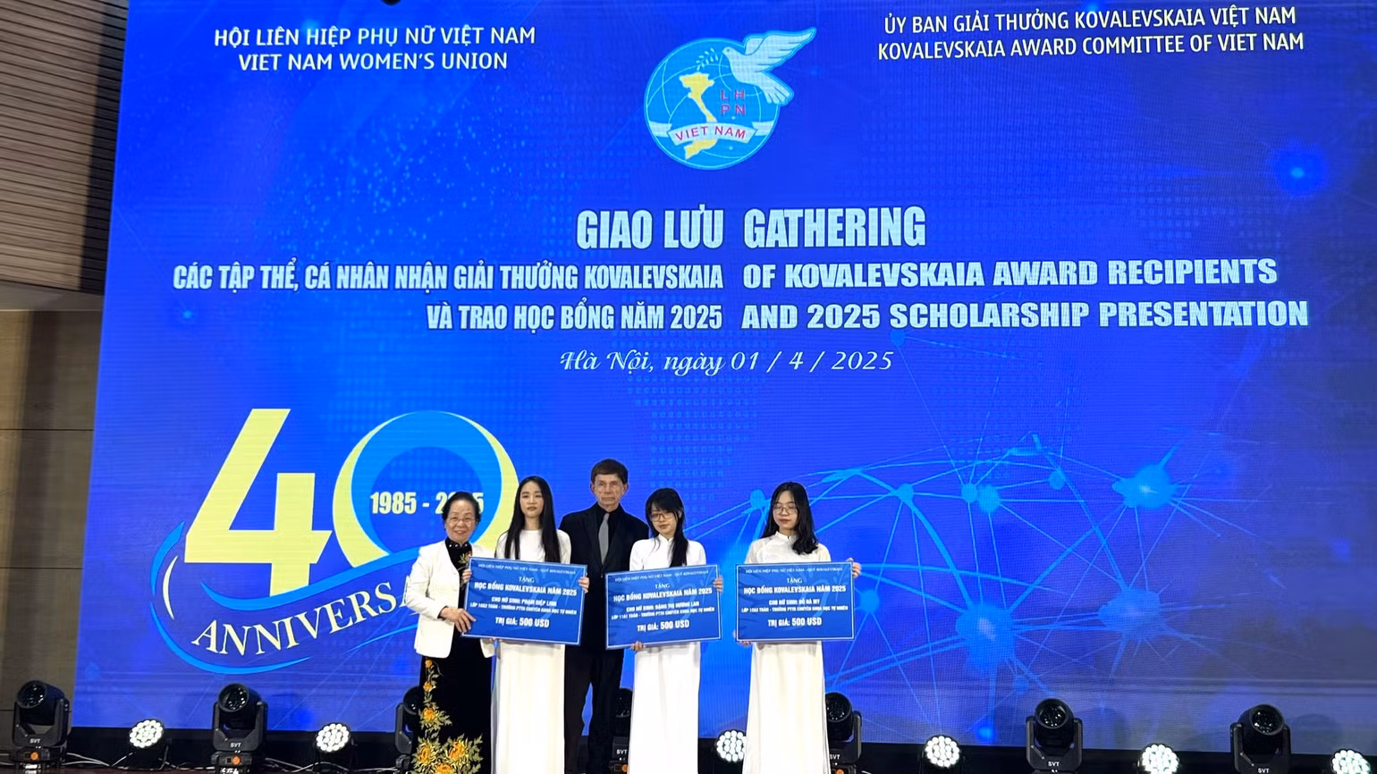 Trao học bổng Kovalevskaia năm 2025 tặng các nữ sinh.