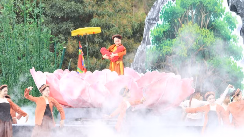 Chương trình nghệ thuật đặc biệt với chủ đề “Âm vang Mê Linh". Chương trình nghệ thuật đặc biệt với chủ đề “Âm vang Mê Linh".