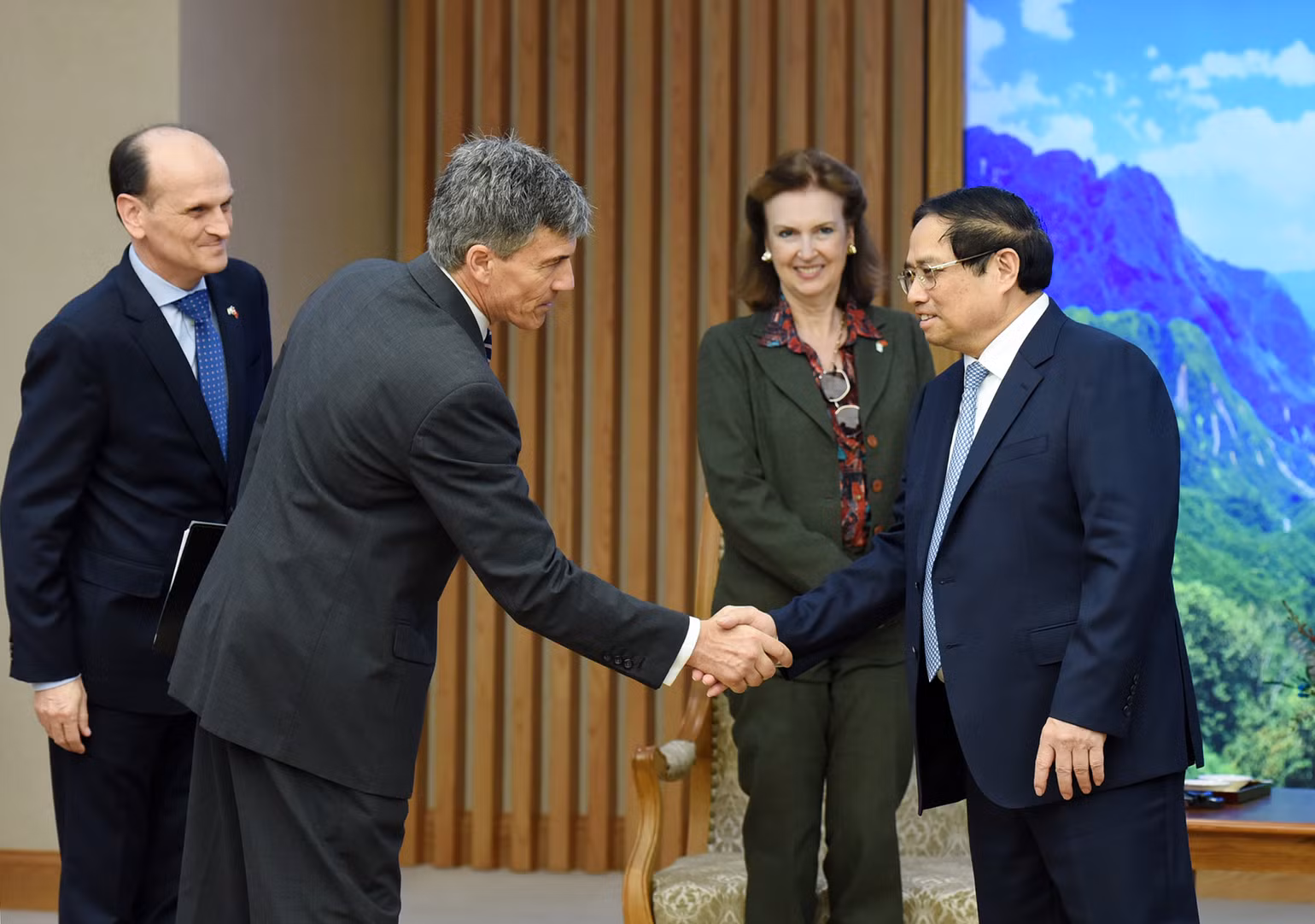 Thủ tướng Phạm Minh Chính đón các thành viên đi cùng đoàn với Bộ trưởng Ngoại giao, Ngoại thương và Tôn giáo Argentina Diana Mondino. Thủ tướng Phạm Minh Chính đón các thành viên đi cùng đoàn với Bộ trưởng Ngoại giao, Ngoại thương và Tôn giáo Argentina Diana Mondino.