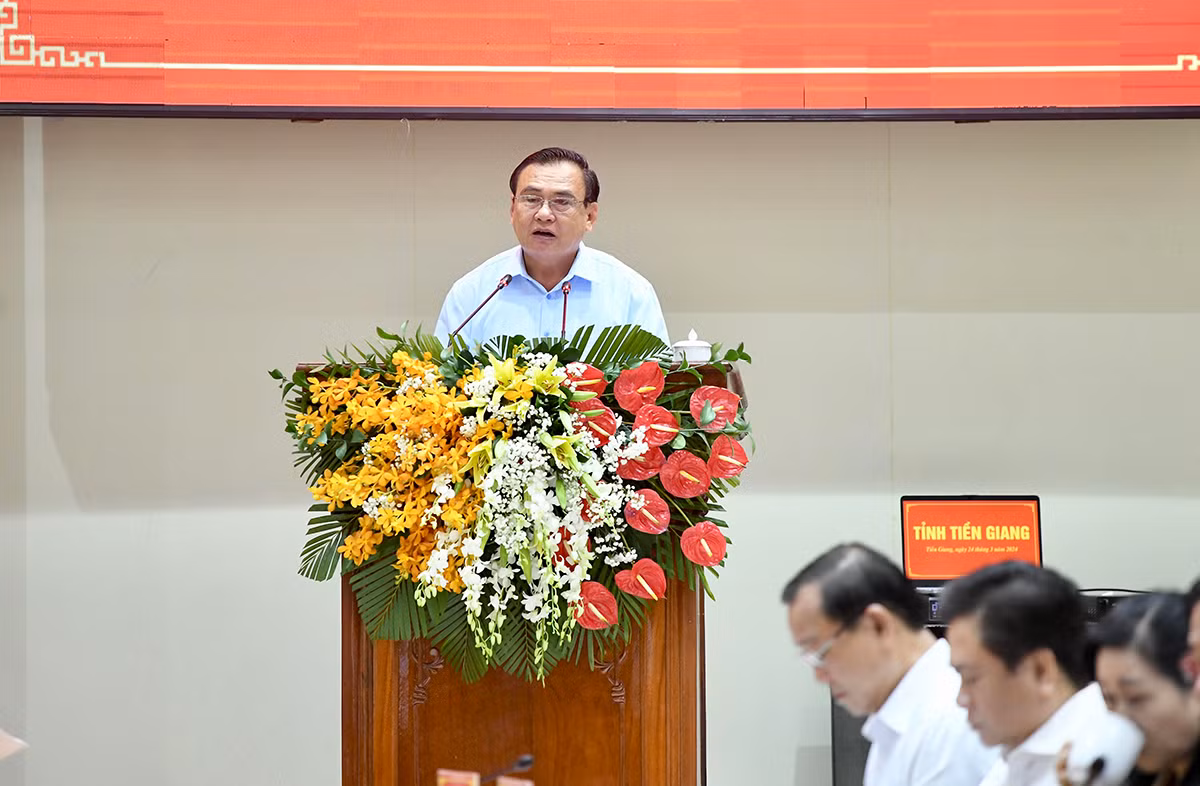 Lãnh đạo tỉnh Tiền Giang báo cáo Thủ tướng Chính phủ tại buổi làm việc.