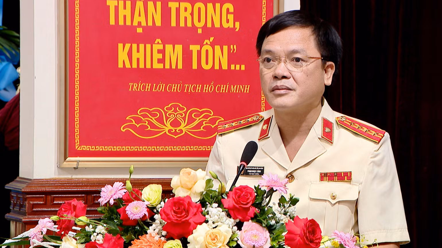 Tân Viện trưởng Viện Kiểm sát nhân dân tỉnh Ninh Bình Phạm Ngọc Cảnh phát biểu nhận nhiệm vụ. Tân Viện trưởng Viện Kiểm sát nhân dân tỉnh Ninh Bình Phạm Ngọc Cảnh phát biểu nhận nhiệm vụ.