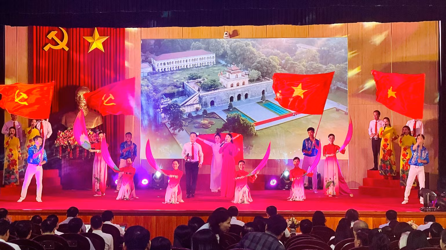 Tiết mục văn nghệ tại hội nghị. Tiết mục văn nghệ tại hội nghị.