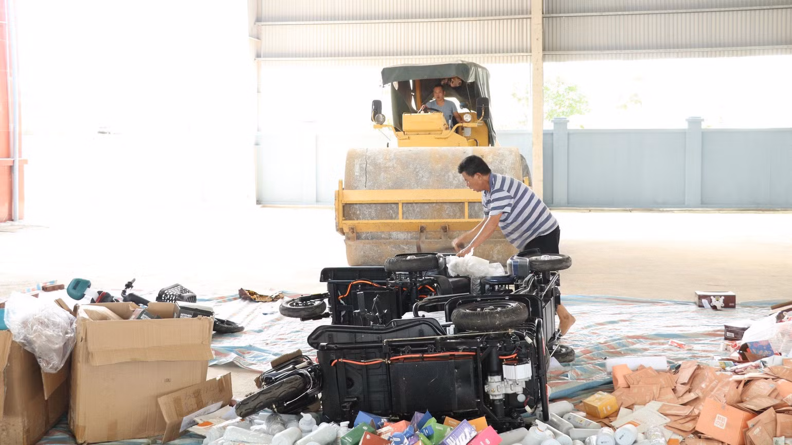 Các loại hàng hóa vi phạm được tiêu hủy bằng cách dùng xe lu nghiền nát đến khi không còn giá trị sử dụng.