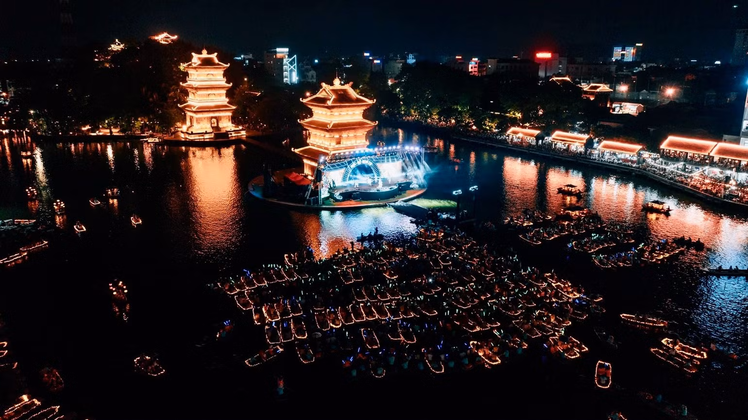 Hàng nghìn khán giả đến với chương trình nghệ thuật "Rực rỡ Hoa Lư".