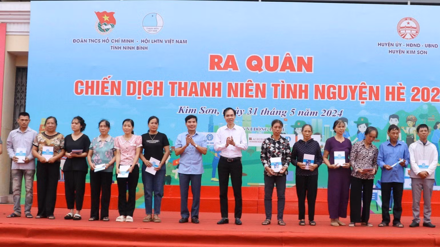 20 sổ bảo hiểm y tế được trao tận tay đến các đối tượng tượng có hoàn cảnh khó khăn chưa tham gia bảo hiểm. 20 sổ bảo hiểm y tế được trao tận tay đến các đối tượng tượng có hoàn cảnh khó khăn chưa tham gia bảo hiểm.