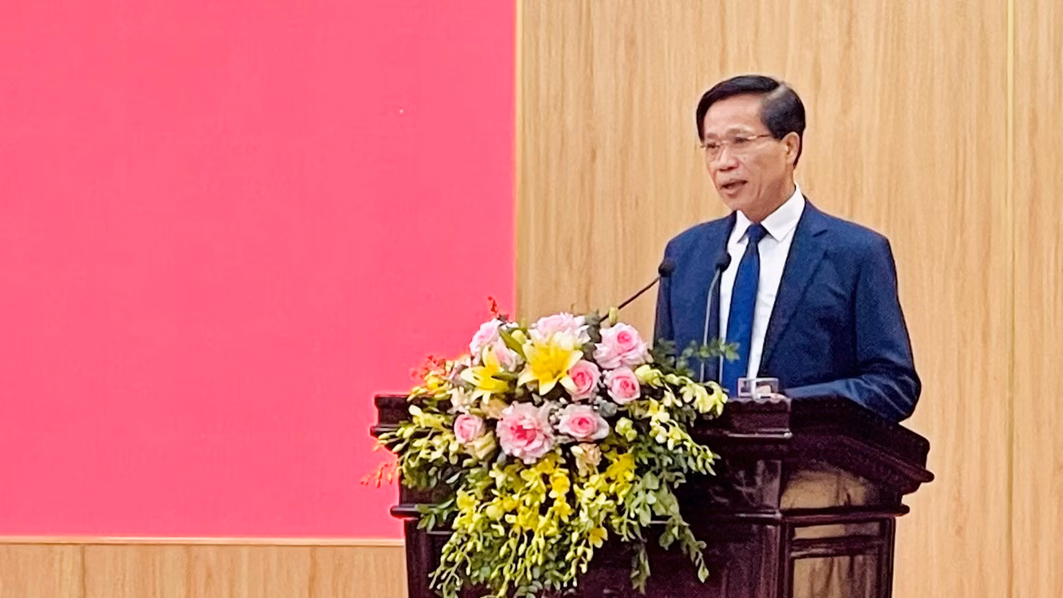 Phó Giáo sư, Tiến sĩ Hoàng Phúc Lâm, Phó Giám đốc Học viện Chính trị quốc gia Hồ Chí Minh phát biểu khai mạc lớp bồi dưỡng.