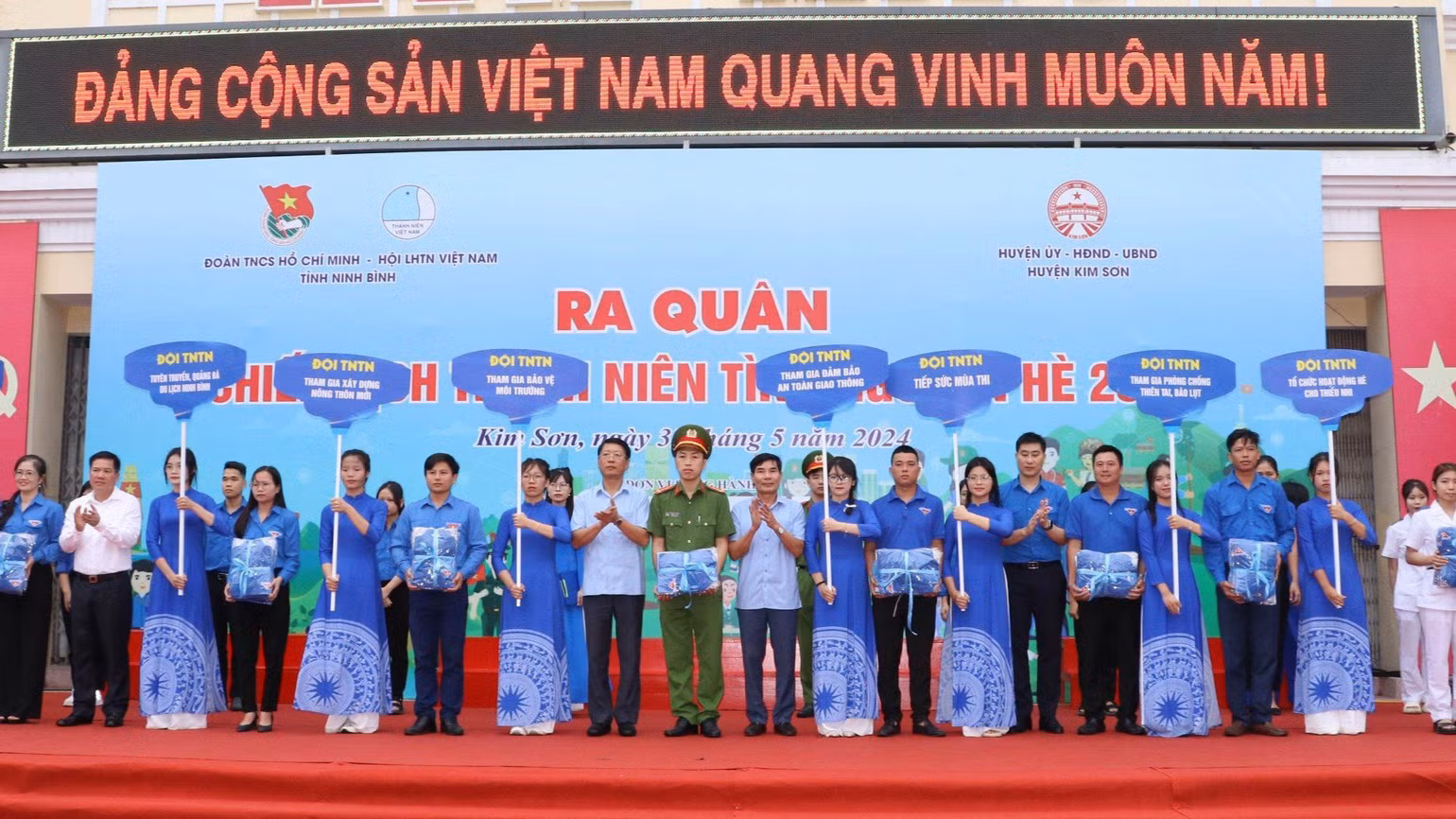 Các đồng chí lãnh đạo tỉnh Ninh Bình trao tặng quà cho đội hình thanh niên tình nguyện. Các đồng chí lãnh đạo tỉnh Ninh Bình trao tặng quà cho đội hình thanh niên tình nguyện.