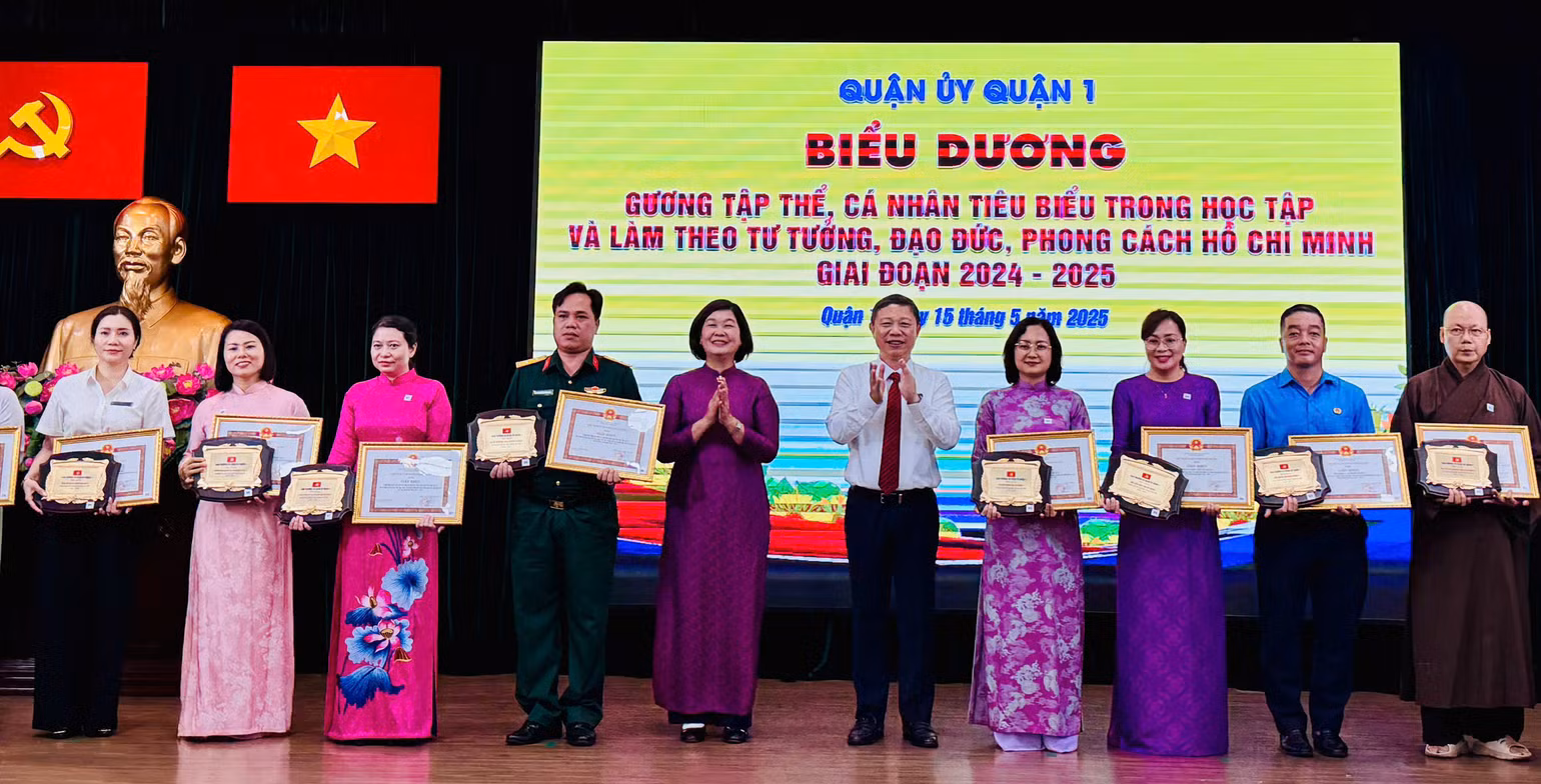 Ban Thường vụ Quận ủy Quận 1 biểu dương 37 tập thể và 71 cá nhân có thành tích nổi bật, tiêu biểu trong học tập và làm theo tư tưởng, đạo đức, phong cách Hồ Chí Minh. Ban Thường vụ Quận ủy Quận 1 biểu dương 37 tập thể và 71 cá nhân có thành tích nổi bật, tiêu biểu trong học tập và làm theo tư tưởng, đạo đức, phong cách Hồ Chí Minh.