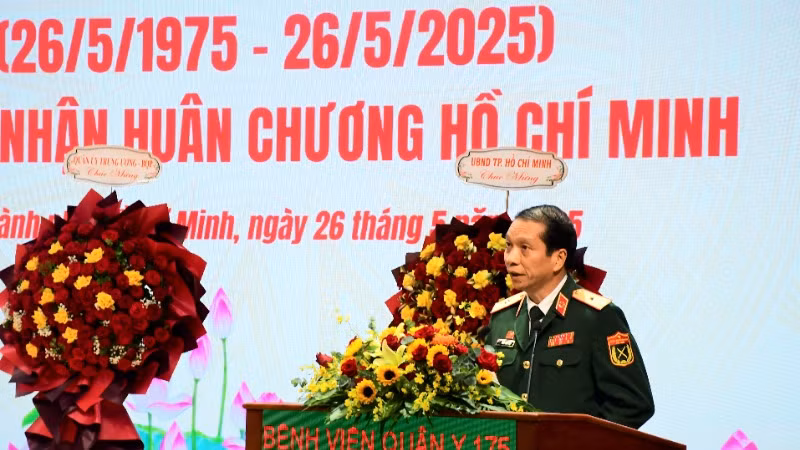 Thiếu tướng, Tiến sĩ, Bác sĩ, Thầy thuốc Nhân dân Trần Quốc Việt, Giám đốc Bệnh viện Quân y 175 phát biểu tại buổi lễ.