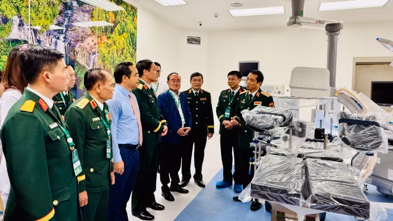 Các đại biểu tham quan Bệnh viện đa khoa 1.000 giường vừa được khánh thành sáng 26/5.