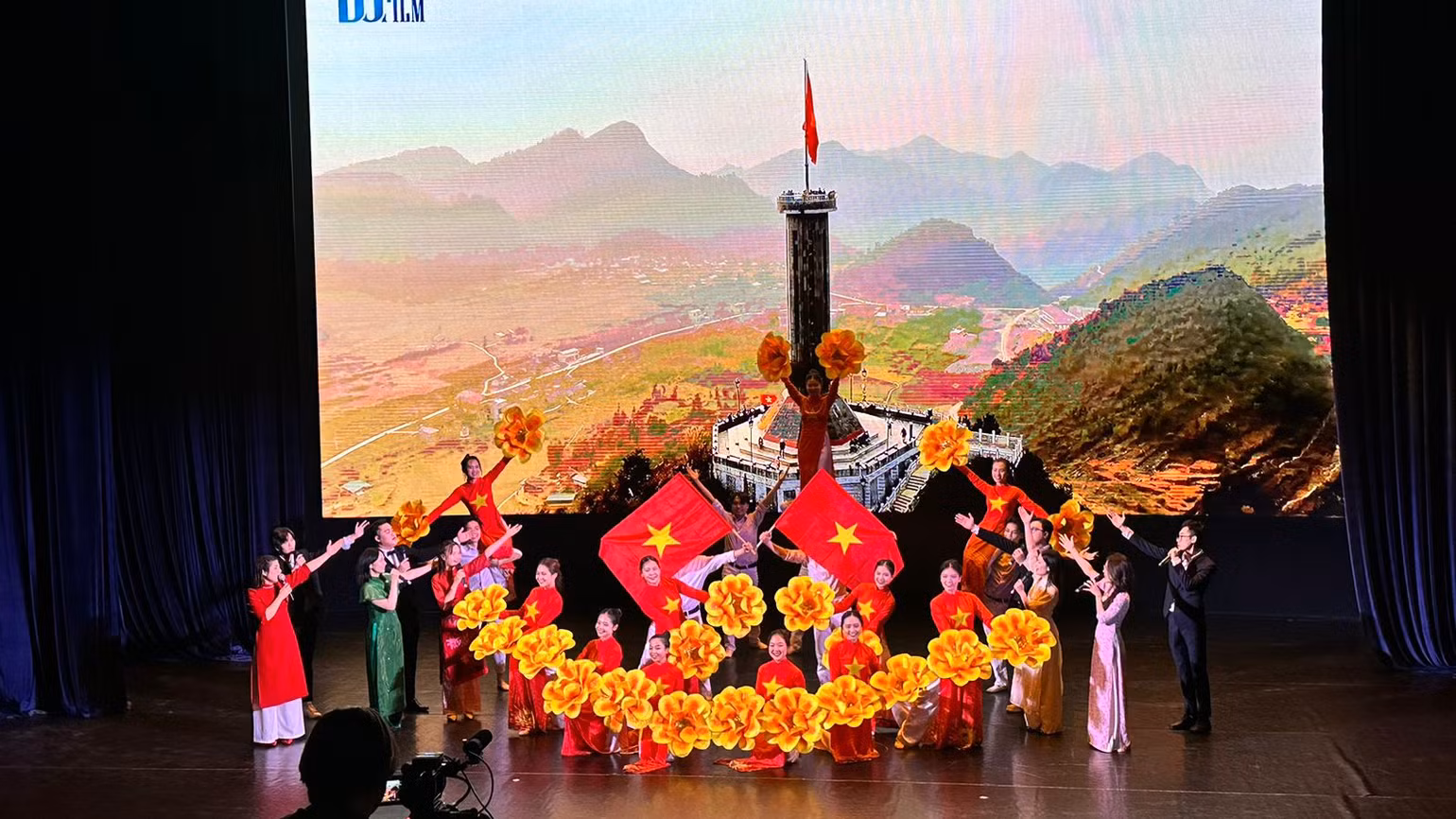 Chương trình biểu diễn nghệ thuật chào mừng Ngày Việt Nam.