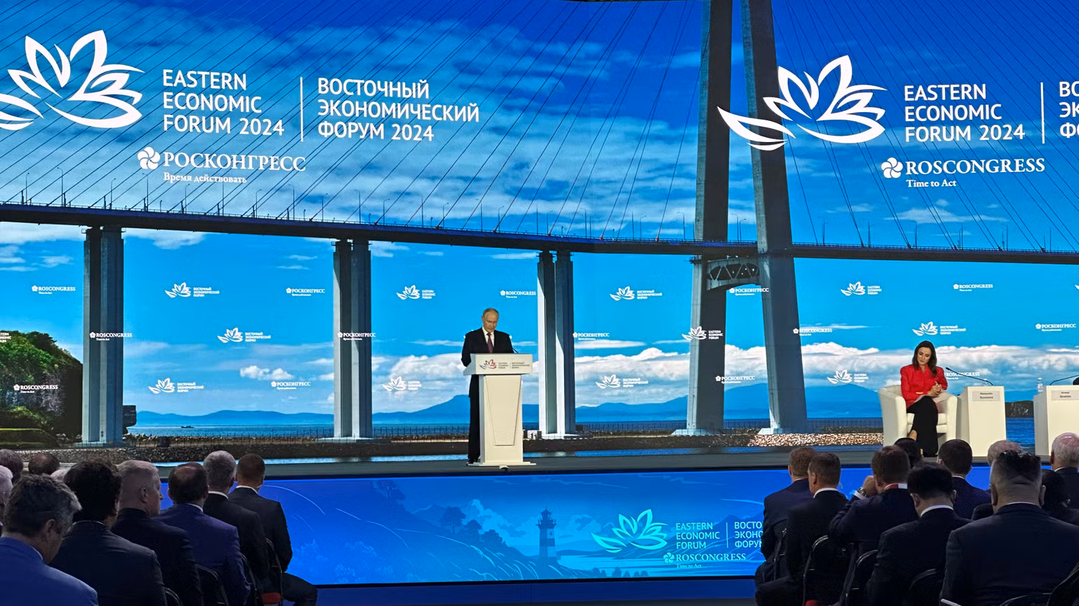 Tổng thống Putin phát biểu tại phiên toàn thể. (Ảnh: THÙY VÂN) Tổng thống Putin phát biểu tại phiên toàn thể. (Ảnh: THÙY VÂN)