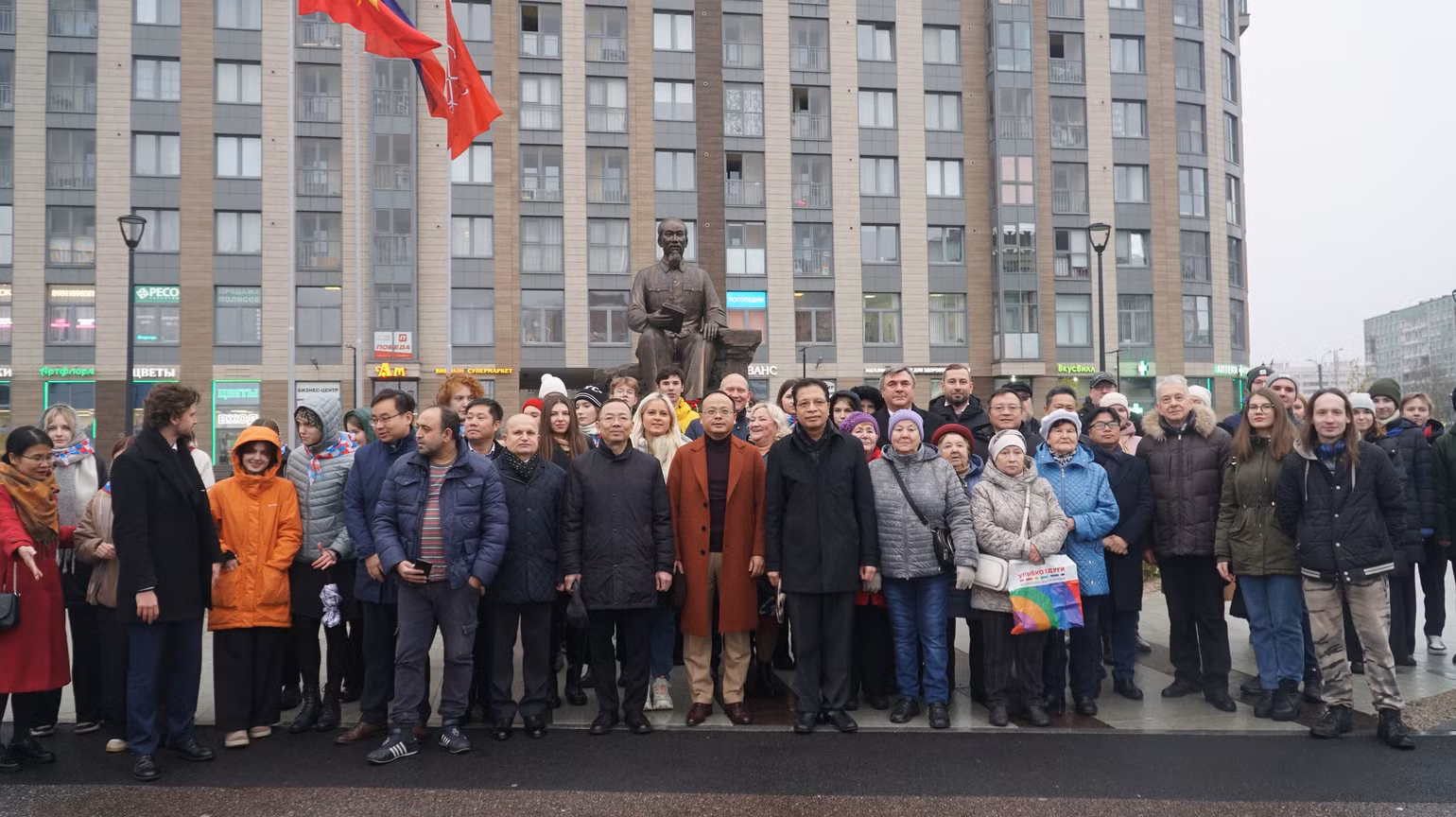 Đông đảo nhân dân Saint Petersburg đến tham dự lễ dâng hoa tại tượng đài Bác Hồ. (Ảnh: Thùy Vân)
