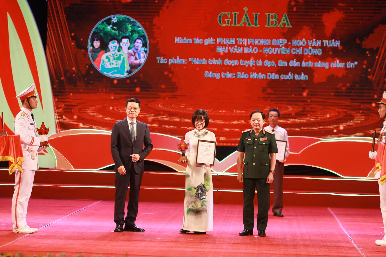 Tác giả Phong Điệp thay mặt nhóm tác giả Báo Nhân Dân cuối tuần nhận giải Ba.