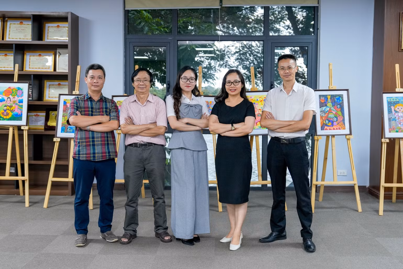 Trưởng Ban giám khảo Nguyễn Hữu Hạnh (thứ hai từ trái sang) và các thành viên giám khảo. Trưởng Ban giám khảo Nguyễn Hữu Hạnh (thứ hai từ trái sang) và các thành viên giám khảo.