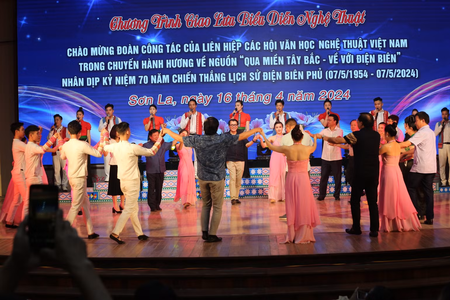 Đêm giao lưu văn nghệ với đồng bào các dân tộc tại Sơn La.