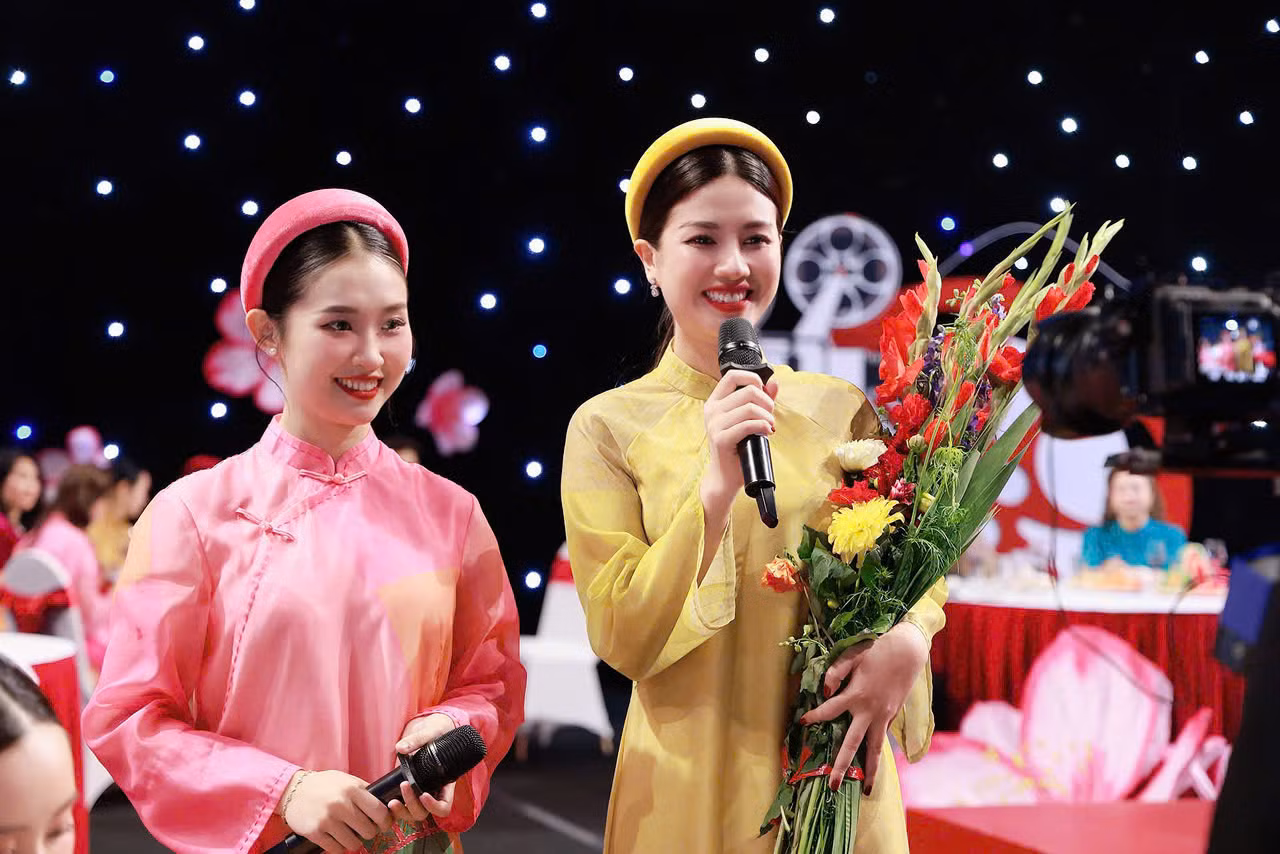 Một số diễn viên điện ảnh dự gala chào Xuân của Đài PTTH Hà Nội. Một số diễn viên điện ảnh dự gala chào Xuân của Đài PTTH Hà Nội.