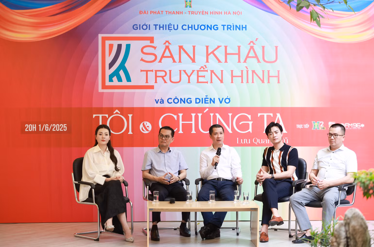 Lãnh đạo Đài Phát thanh và Truyền hình Hà Nội và các nghệ sĩ Nhà hát Kịch Hà Nội giới thiệu về vở diễn "Tôi và chúng ta" của tác giả Lưu Quang Vũ.