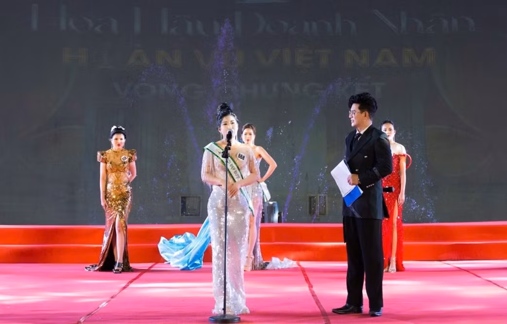 Lê Thị Hạnh trả lời tại phần thi ứng xử.