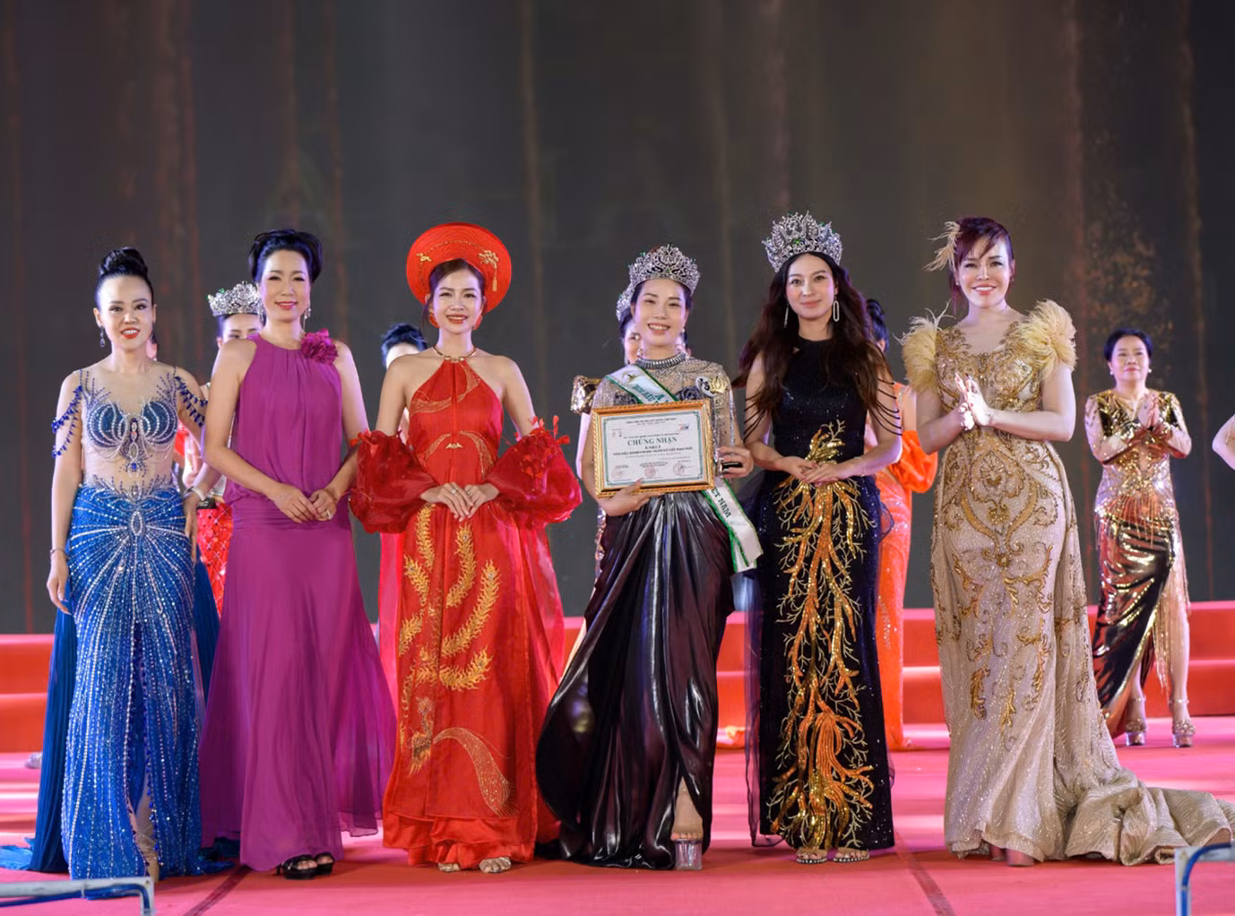 Á hậu 2 thuộc về Nguyễn Thị Hạnh.