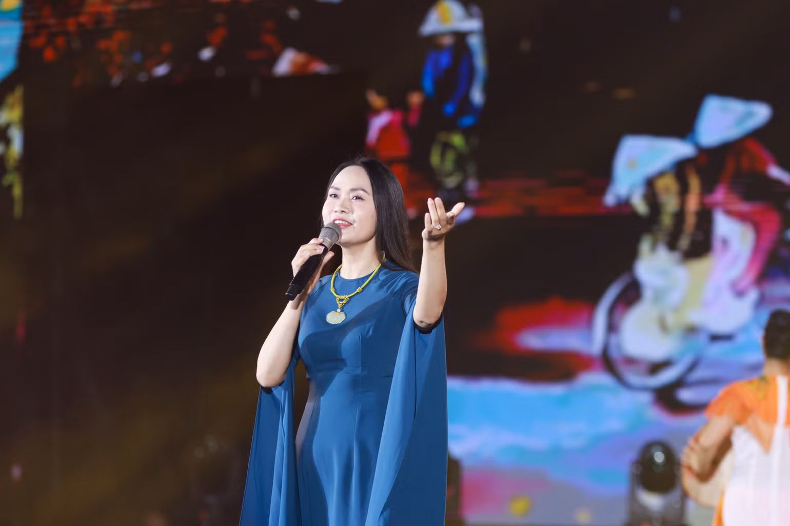 Nghệ sĩ Nhân dân Mai Hoa thể hiện ca khúc "Nhớ mùa thu Hà Nội". Nghệ sĩ Nhân dân Mai Hoa thể hiện ca khúc "Nhớ mùa thu Hà Nội".