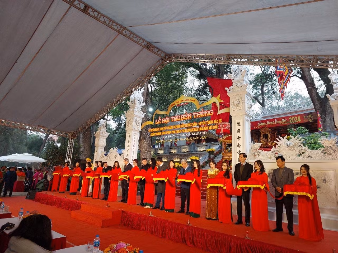 Cắt băng khánh thành công trình tu bổ, tôn tạo đền Núi Sưa Cắt băng khánh thành công trình tu bổ, tôn tạo đền Núi Sưa